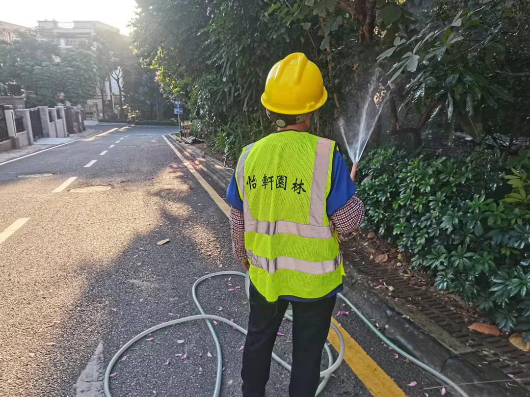 園林綠化養(yǎng)護日常澆水