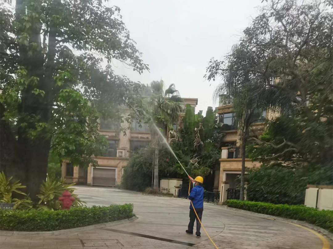 怡軒園林綠化公司工人正在進行病蟲害防治作業(yè)